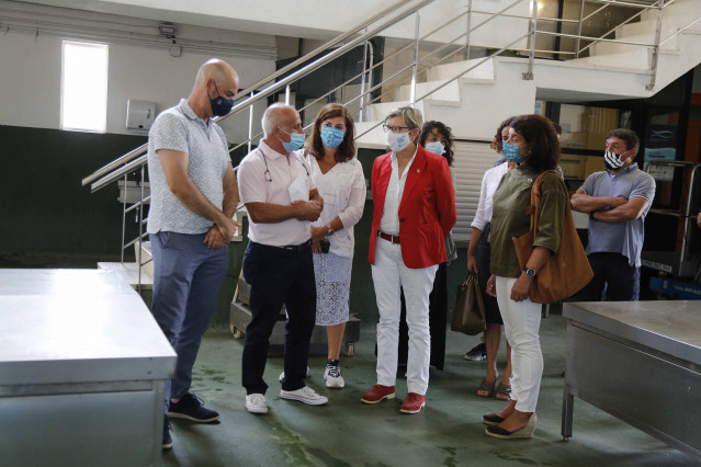 La conselleira do Mar, Rosa Quintan, durante una visita al puerto de Bueu (Pontevedra)