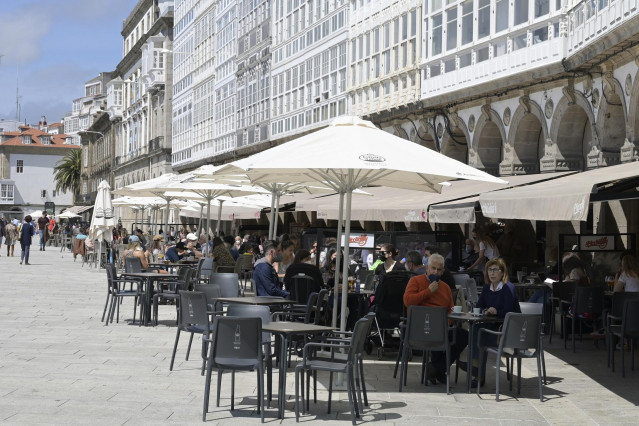 Archivo - Varias personas en la terraza de un bar en  A Coruña