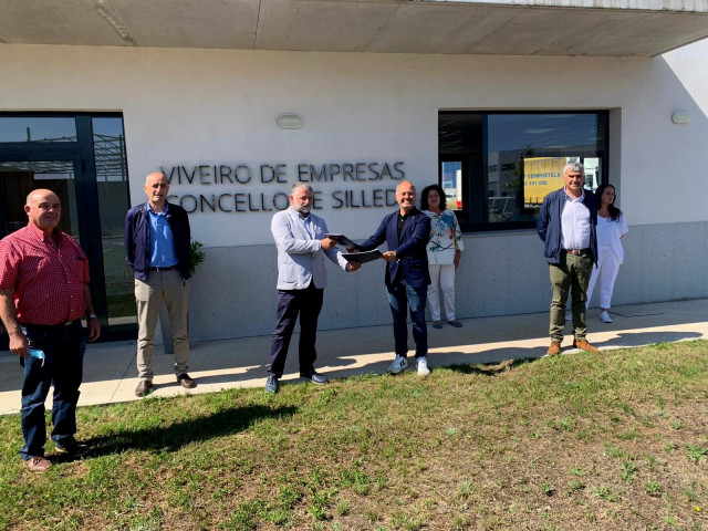 El delegado de Zona Franca de Vigo, David Regades, junto al alcalde de Silleda, Manuel Cuíña, durante una visita al Vivero de Empresas del municipio.