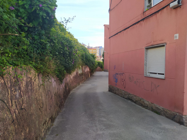 Acceso al Grupo San Pablo, en el barrio vigués de Teis.