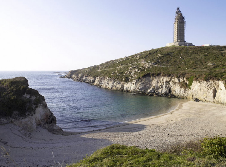 Encuentran el cadáver de un hombre en la playa de As Lapas, junto a la Torre de Hércules