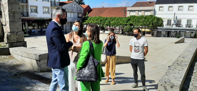 El delegado del Gobierno en Galicia, José Miñones, en Forcarei con la alcaldesa del municipio, Verónica Pichel