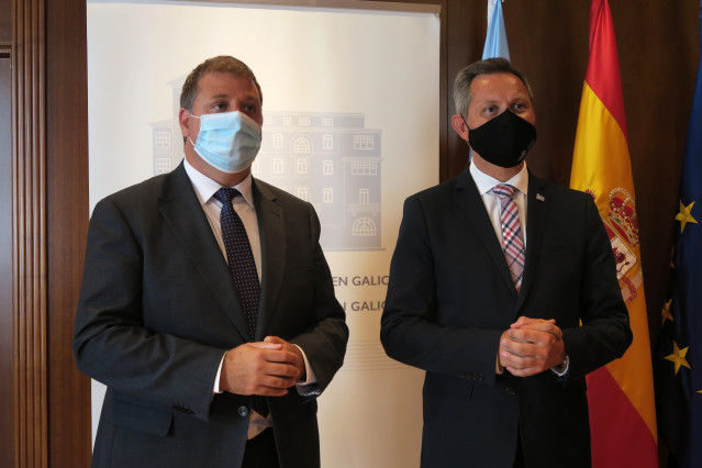 El presidente de Correos, Juan Manuel Serrano, se reúne con  el delegado del Gobierno en Galicia, José Miñones