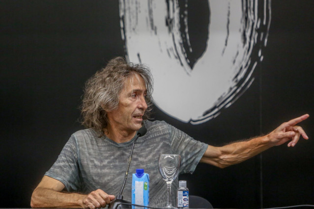 El cantante de Extremoduro, Robe Iniesta, durante una rueda de prensa en el Círculo de Bellas Artes