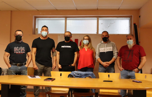 El secretario comarcal de FGAMT-CIG en Vigo, Suso García, junto a delegados sindicales en Nueva Pescanova.
