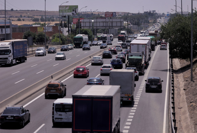 Archivo - Tráfico de coches en la A-4 a la altura del municipio madrileño de Getafe el pasado 11 de junio de 2021