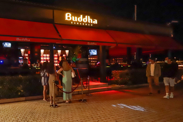 Archivo - Varias personas esperan a las puertas de un local de ocio nocturno, a 23 de julio de 2021, en Sanxenxo, Pontevedra