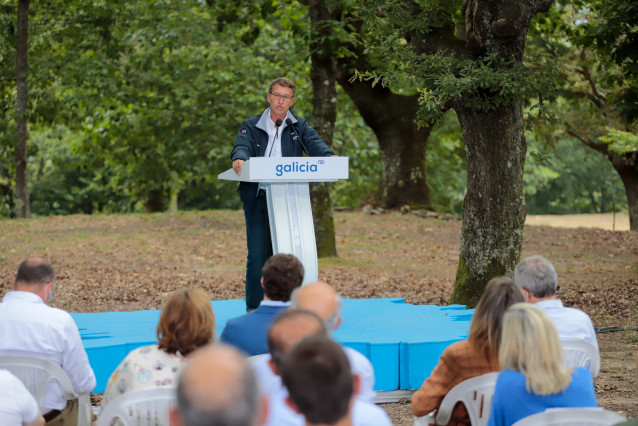 El presidente del PPdeG, Alberto Núñez Feijóo, en el acto de inicio de curso político celebrado el 29 de agosto de 2021 en la carballeira de San Xusto, en Cerdedo-Cotobade (Pontevedra).
