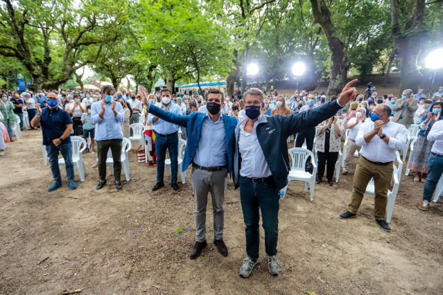 El presidente de la Xunta de Galicia, Alberto Núñez Feijóo (i); y el líder del PP, Pablo Casado, en el acto de apertura del curso político del PP, a 29 de agosto de 2021, en Cerdedo-Cotobade, Pontevedra, Galicia, (España).
