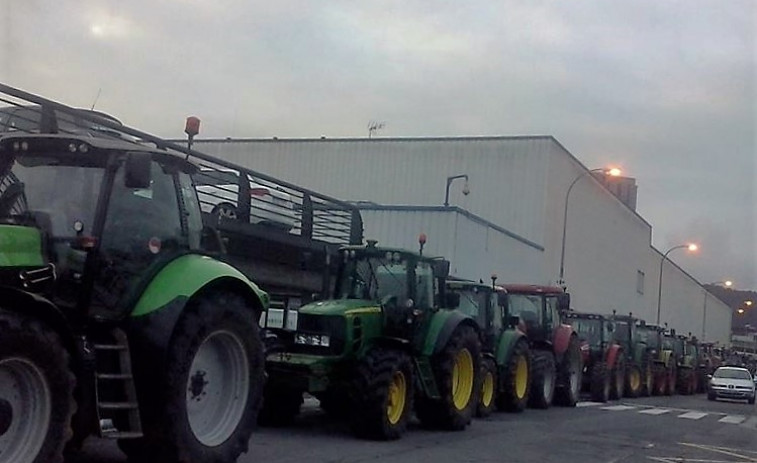 Uns 50 tractores concéntranse en protesta polos baixos prezos do leite