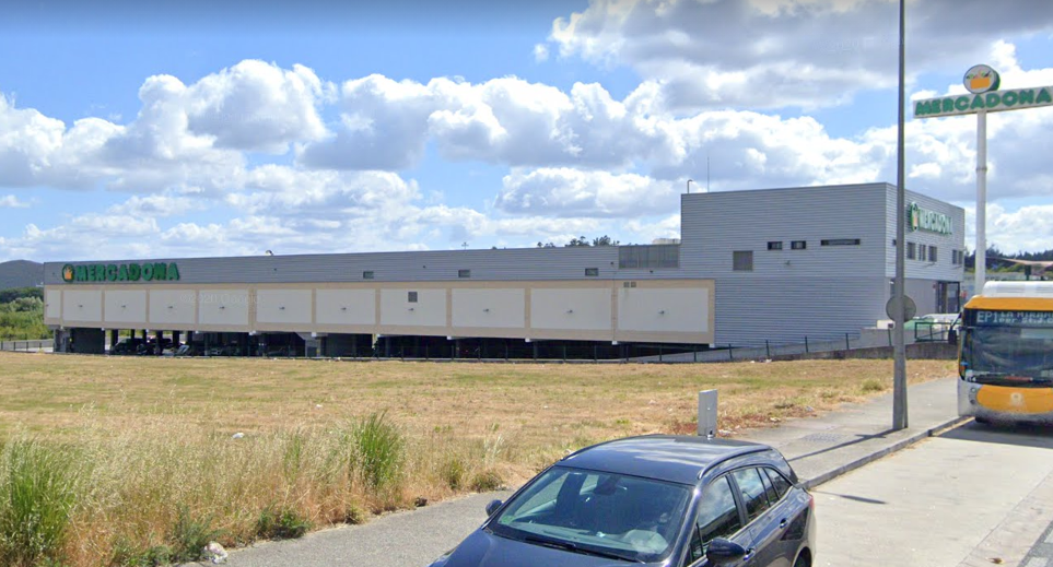 Parecela en el polu00edgono de A Sionlla al lado del Mercadona donde se instalaru00e1 el Macdonald's en una foto de Google Street View