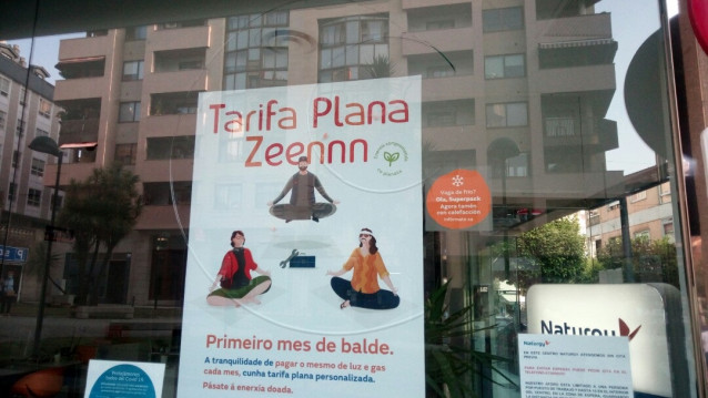 Daños en la cristalera de una oficina de Naturgy en Vigo, causados por un vecino que apedreó las instalaciones tras recibir una factura de la luz 