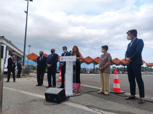 La ministra de Transportes, Movilidad y Agenda Urbana, Raquel Sánchez, ante el peaje de AP-7 en La Roca del Vallès (Barcelona)