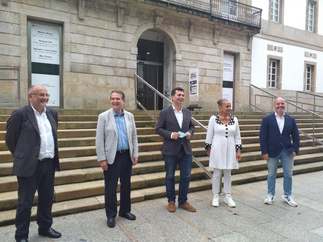El secretario xeral del PSdeG, Gonzalo Caballero, ante el museo Marco de Vigo, 'escoltado' por Abel Caballero, Carmela Silva, David Regades y Abel Losada.