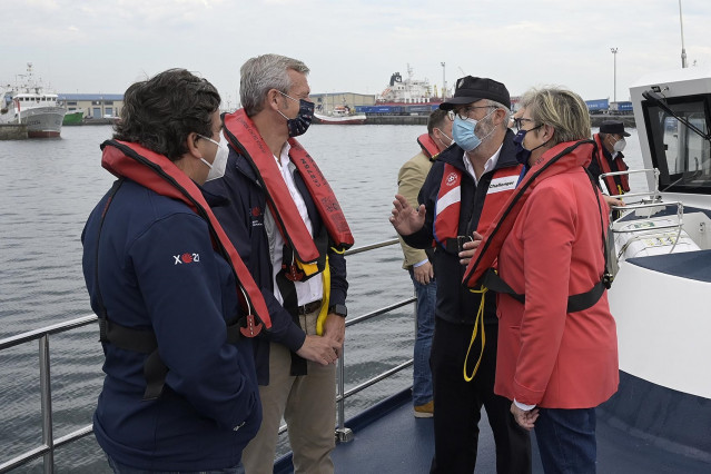 El vicepresidente primero de la Xunta, Alfonso Rueda, y la conselleira do Mar, Rosa Quintana, embarcan en la patrullera 'Punta Seixo Branco', de lucha contra el furtivismo