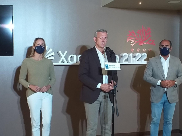 El vicepresidente primero y conselleiro de Presidencia, Xustiza e Turismo de la Xunta, Alfonso Rueda, junto a la delegada territorial de la Xunta en Vigo, Marta Fernández-Tapias y el presidente del Clúster de Turismo, Cesáreo Pardal.