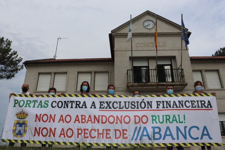 Rebelión de los municipios rurales contra Abanca: 5 le convocan una protesta delante de su sede