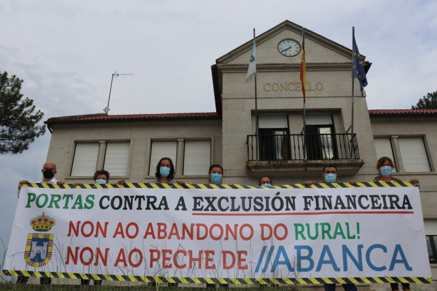 Los grupos en Portas (Pontevedra) cuelgan una pancarta en la casa consistorial contra el cierre de la oficina de Abanca en el ayuntamiento