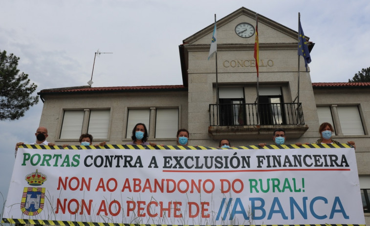 Rebelión de los municipios rurales contra Abanca: 5 le convocan una protesta delante de su sede