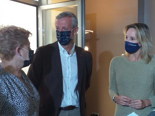 El vicepresidente de la Xunta, Alfonso Rueda, y la delegada territorial en Vigo, Marta Fernández Tapia, con la responsable de un hotel en Vigo.