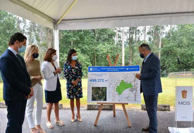 La conselleira de Medio Ambiente, Territorio e Vivenda, Ángeles Vázquez, junto a la alcaldesa de Mos, Nidia Arévalo, y representantes empresariales, en la presentación de un área de suelo industrial en Louredo.