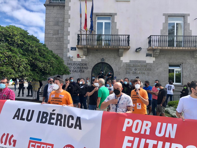 Concentración de trabajadores de Alu Ibérica en A Coruña