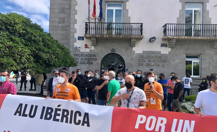 Los impagos pueden dejar a Alu Ibérica A Coruña sin luz, mientras los empleados siguen sin trabajar ni cobrar