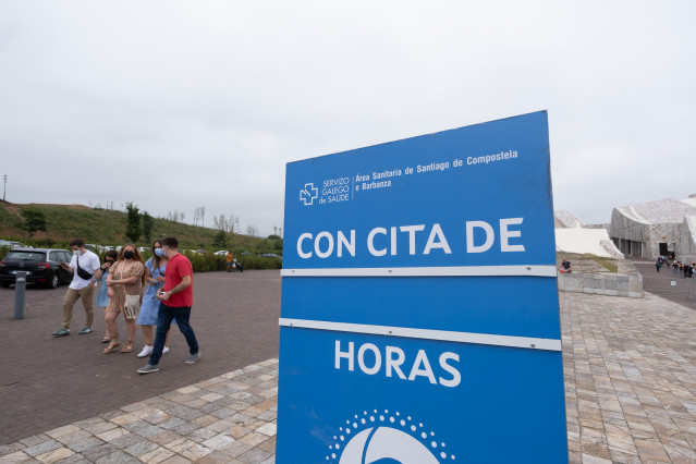 Archivo - Varios jóvenes acuden a un dispositivo de vacunación contra el Covid-19 en el complejo de Cidade da Cultura, a 22 de julio de 2021, en Santiago de Compostela