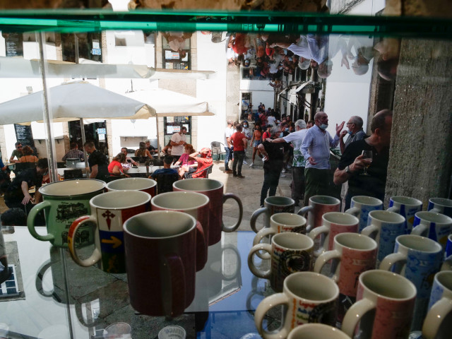 Varias tazas en un restaurante en Santiago de Compostela