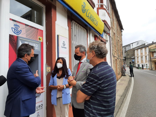 El delegado del Gobierno, José Miñones, en una visita a Samos para abordar la instalación de los cajeros en Correos