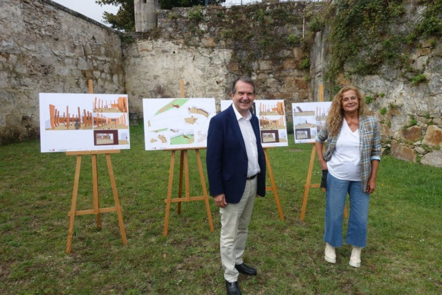 El alcalde de Vigo, Abel Caballero, y la concejal de Patrimonio (y presidenta de la Diputación), Carmela Silva, presentan el proyecto de recuperación de los túneles de la fortaleza de O Castro.