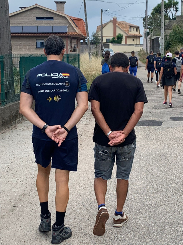 Usuarios de las viviendas de acogida de Érguete! realizan un tramo del Camino Portugués por la Costa junto con agentes de la Policía Nacional.