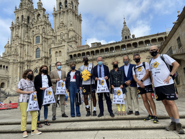 El exjugador de la NBA Craig Hodges llega a la Praza do Obradoiro