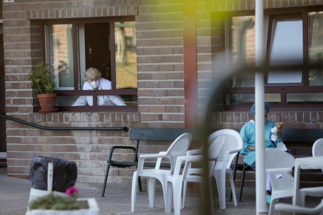 Dos trabajadoras del centro conversan en el exterior de la residencia de Las Gándaras, la mayor de Lugo