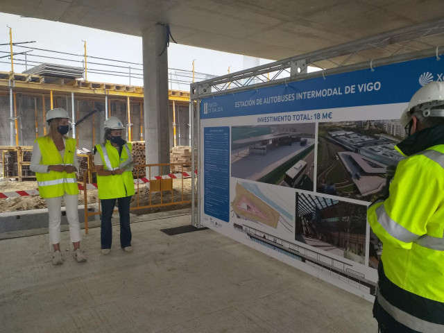 La conselleira Ethel Vázquez y la delegada de la Xunta en Vigo, Marta Fernández-Tapias, atienden las explicaciones del director de la obra de construcción de la nueva estación de buses de la ciudad olívica.
