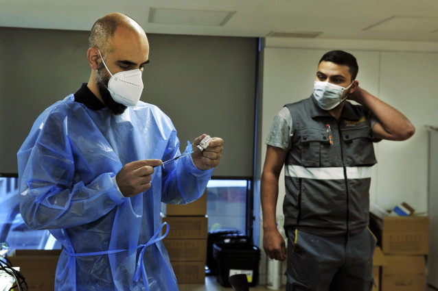 Archivo - Un profesional sanitario sostiene un vial de la vacuna de AstraZeneca contra el Covid-19 en el Complejo Hospitalario Universitario de Ourense, a 27 de mayo de 2021, en Ourense