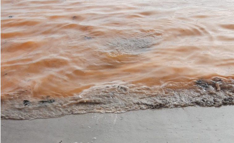 La verdadera marea roja tiñe playas de las Rías de Pontevedra y Vigo como la de Limens en Cangas