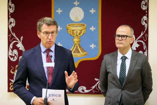 Archivo - El presidente de la Xunta, Alberto Núñez Feijóo, y el exalcalde de Ourense, Jesús Vázquez Abad
