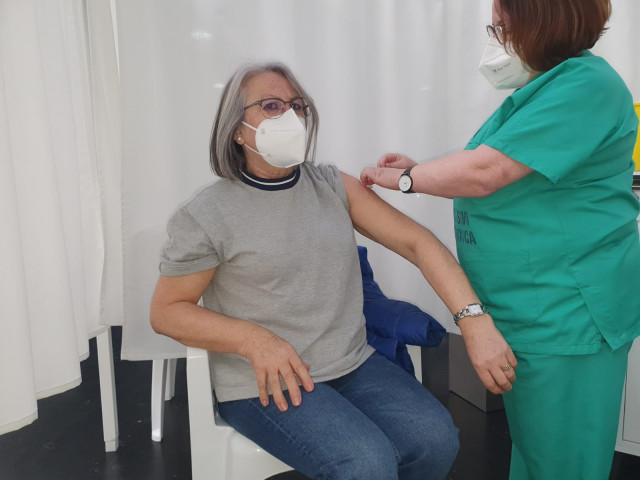 Archivo - Una enfermera administra la vacuna de la Covid-19 a una persona en la vacunación masiva del Sergas