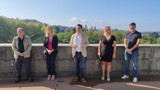 El senador socialista Xoaquín Fernández Leiceaga; la diputada autonómica Marina Ortega; el secretario xeral del PSdeG, Gonzalo Caballero; la parlamentaria Ana Prieto y el eurodiputado Nicolás González Casares antes de la reunión de la interparlamentaria