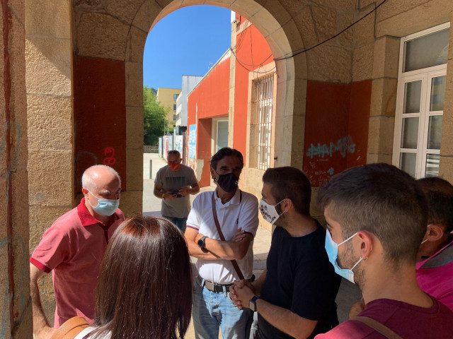 El marinero gallego retenido en Yemen, Pablo Costas, llega a su pueblo en Bueu (Pontevedra)