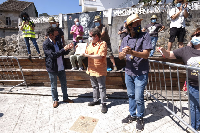 El conselleiro de Cultura, Román Rodríguez, con el directo Jorge Coira premiado en el Festival de Cans