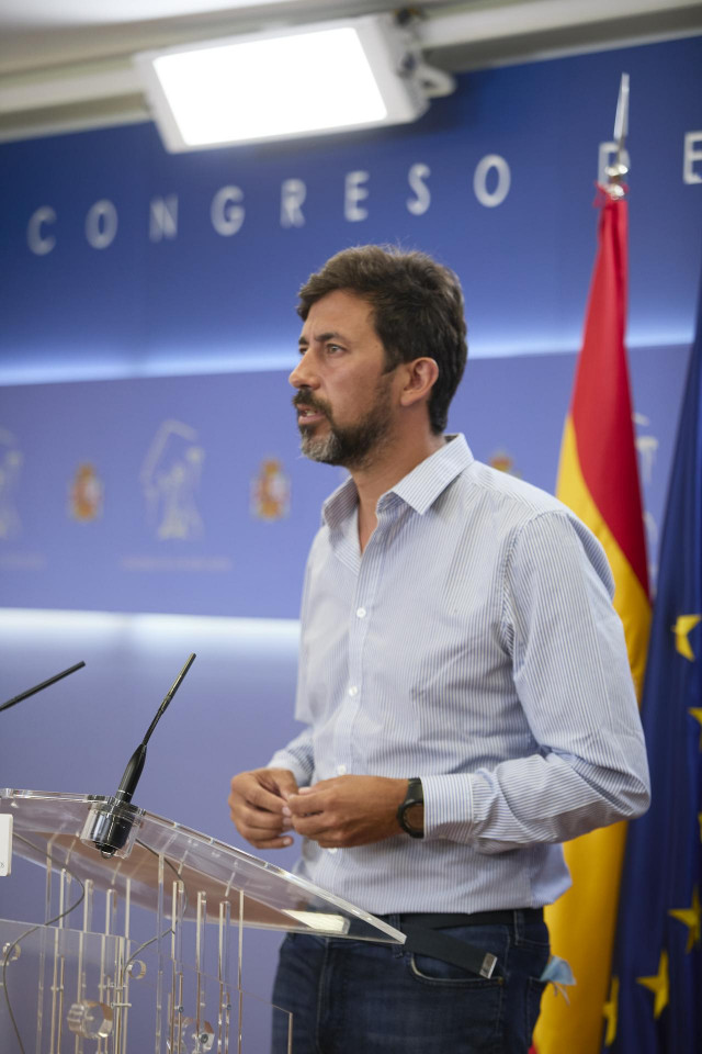 El diputado de Galicia en Común-Unidas Podemos por A Coruña, Antón Gómez-Reino, en una rueda de prensa, durante la reunión de la Diputación Permanente en el Congreso de los Diputados, a 25 de agosto de 2021, en Madrid (España).