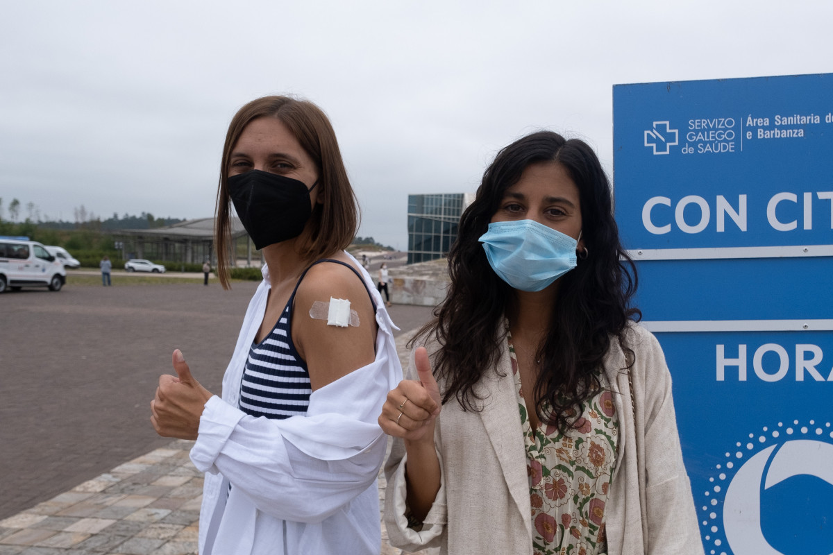 Archivo - Dos  jóvenes saludan tras ser vacunadas contra el Covid-19 en el complejo de Cidade da Cultura, a 22 de julio de 2021, en Santiago de Compostela