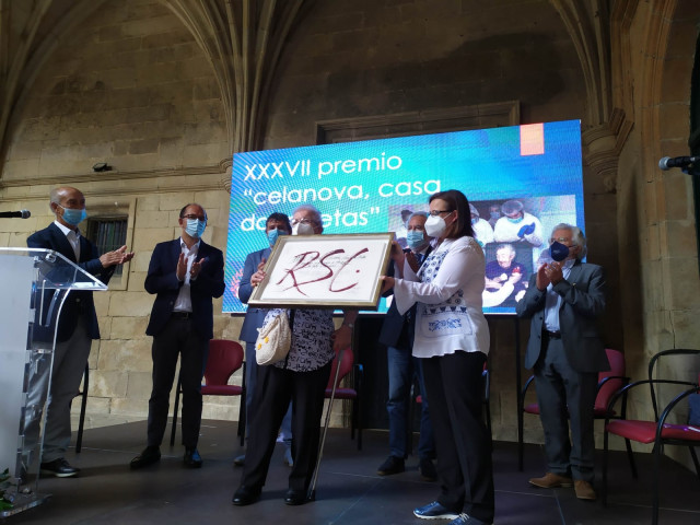 Una usuaria y una trabajadora de la residencia San Carlos de Celanova recogen el XXXVII premio 'Celanova, Casa dos Poetas'.