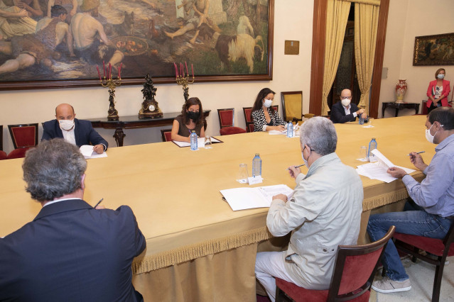 La alcaldesa de A Coruña, Inés Rey, firma el protocolo de los bonos Presco