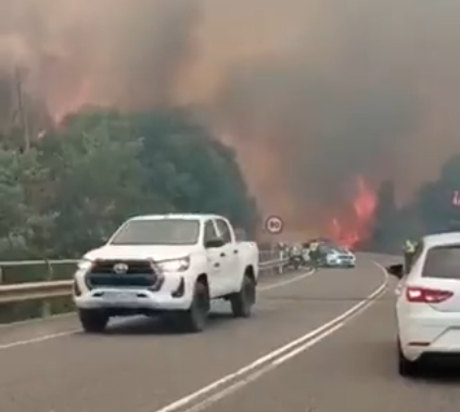 Incendio en Ribas de Sil corta la nacional 120