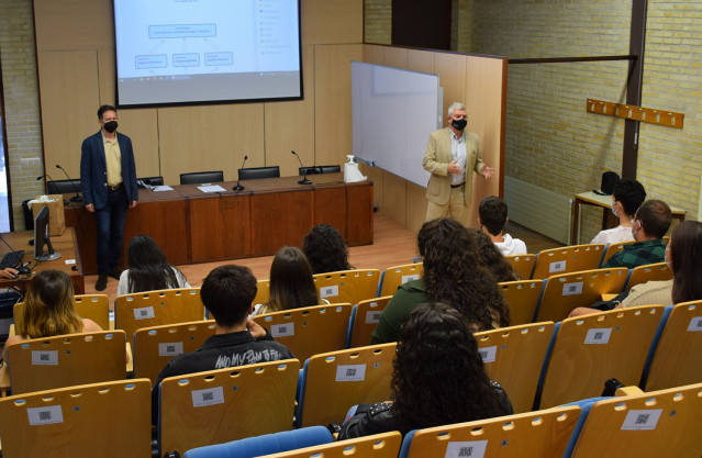 Acto de bienvenida a alumnos de la titulación de Filoloxía Aplicada Galega e Española de la UVigo, en el inicio del curso académico 2021-22.