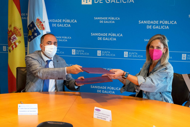 El conselleiro de Sanidade, Julio García Comesaña, y la presidenta de la Asociación Galega de Trasplantados de Medula Ósea, Cristina Piñeiro Couce, firman un acuerdo de colaboración