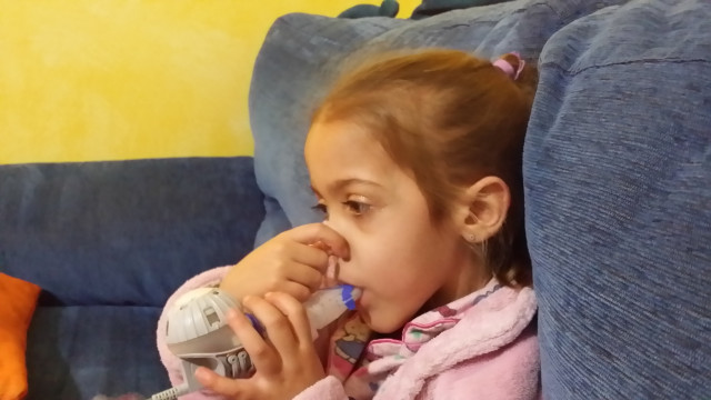 Archivo - Niña con fibrosis